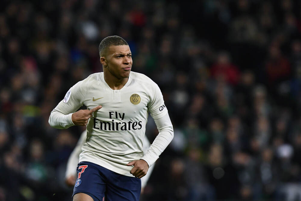 欢度圣诞🎄泰山外援瓦科晒巴黎游玩照，一家四口在圣诞树前合影